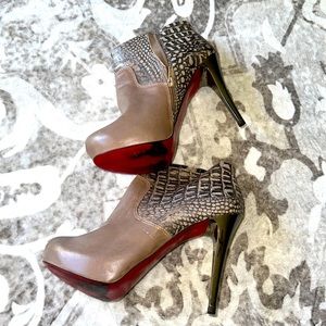 VIA UNO Booties with Red Sole